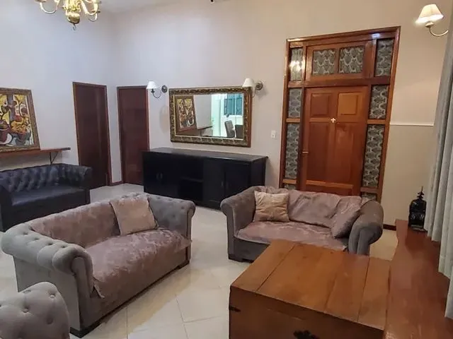 Imagem: A casa possui 3 Dormitórios, 3 Banheiros, 3 Vagas na
