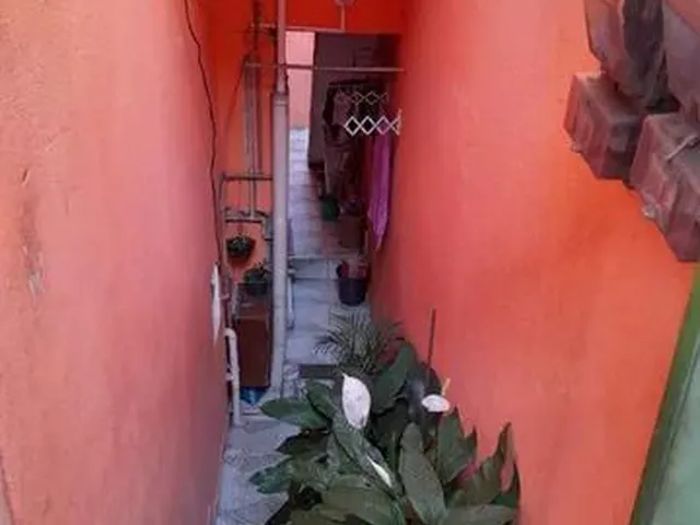 Imagem: A casa possui 4 Dormitórios, 2 Banheiros, 1 Vaga na