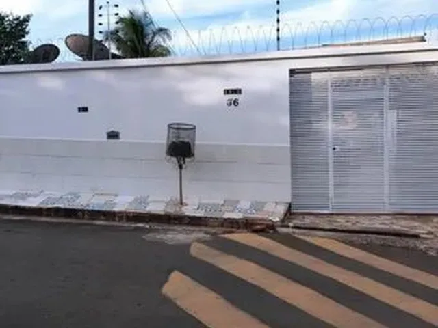 Imagem: A casa possui 3 Dormitórios, 2 Banheiros, 2 Vagas na