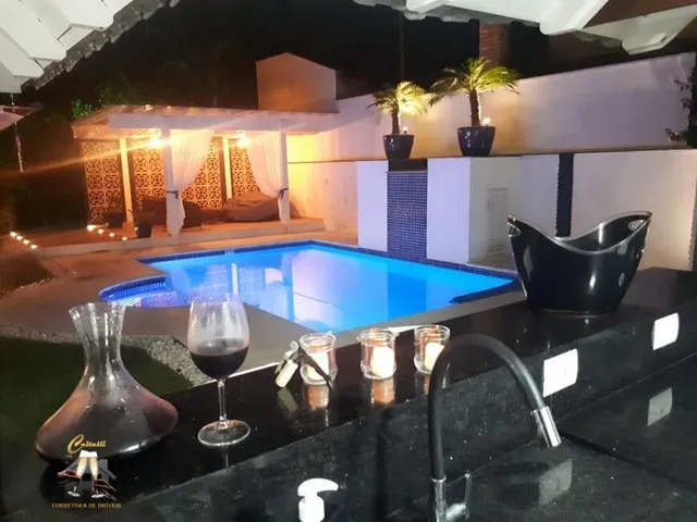 Imagem: A casa em condomínio possui 4 Dormitórios, 2 Suítes, 3