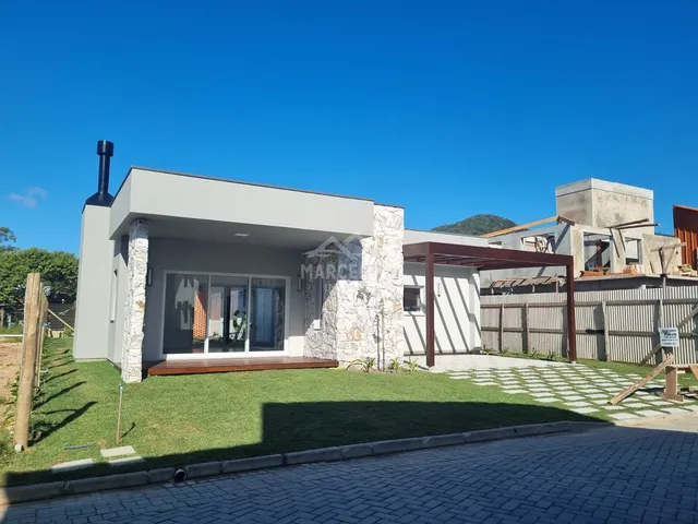 Imagem: A casa possui 3 Dormitórios, 1 Suíte, 3 Banheiros, 2