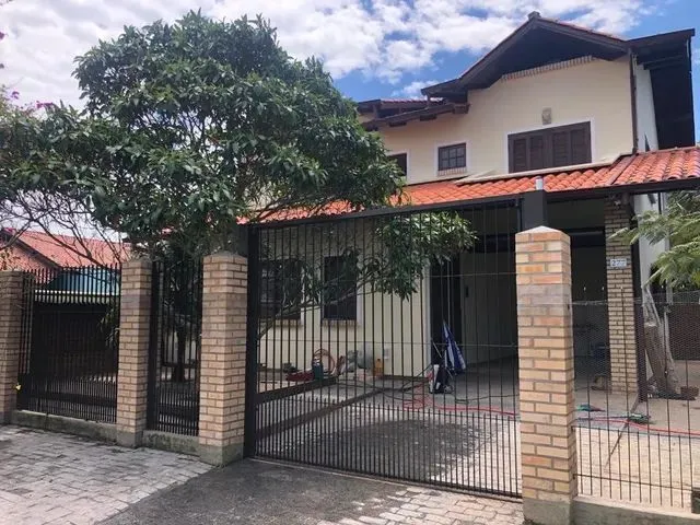 Imagem: Linda Casa com Piscina, Sem Detalhes, no