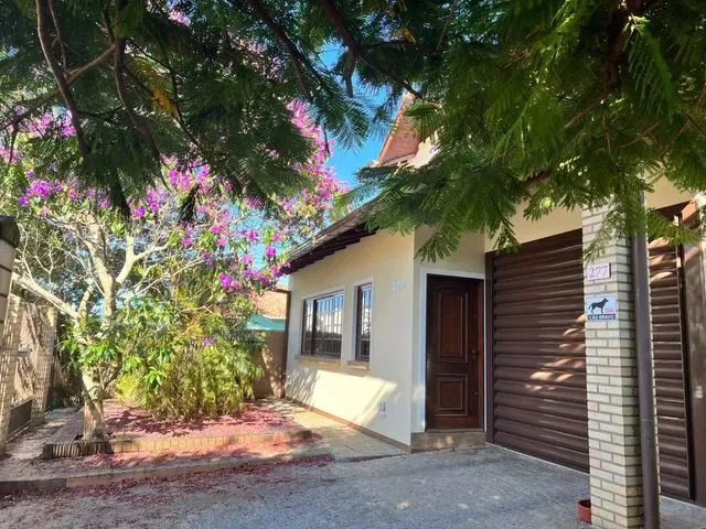 Imagem 6: Linda Casa com Piscina, Sem Detalhes, no Carianos