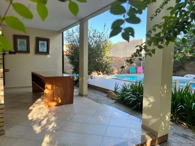 Imagem 11: Linda Casa com Piscina, Sem Detalhes, no Carianos