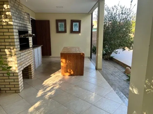Imagem 5: Linda Casa com Piscina, Sem Detalhes, no Carianos