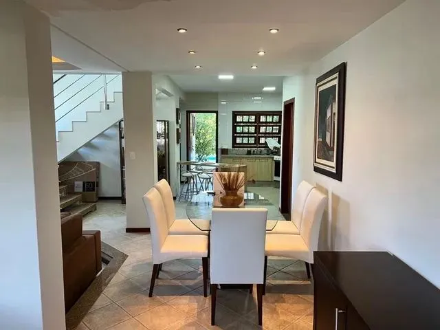 Imagem 4: Linda Casa com Piscina, Sem Detalhes, no Carianos