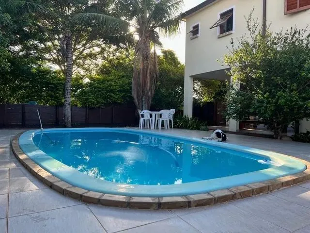 Imagem 14: Linda Casa com Piscina, Sem Detalhes, no Carianos