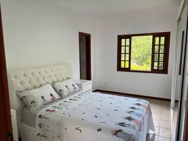 Imagem 2: Linda Casa com Piscina, Sem Detalhes, no Carianos