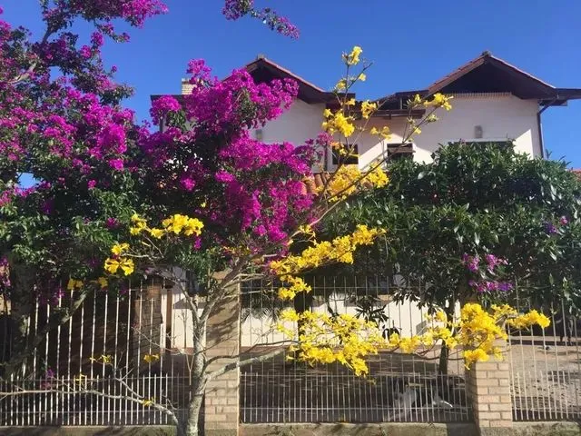 Imagem 16: Linda Casa com Piscina, Sem Detalhes, no Carianos