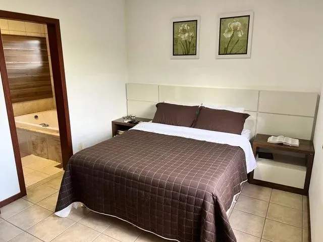 Imagem 9: Linda Casa com Piscina, Sem Detalhes, no Carianos