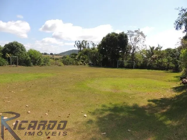 Imagem 2: Chácara em Meaipe, com 5.000 m², duas casas, piscina, quadra gramada de esportes, campo