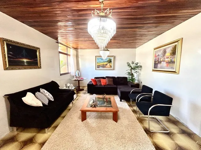 Imagem: A casa possui 4 Dormitórios, 1 Suíte, 3 Banheiros, 3