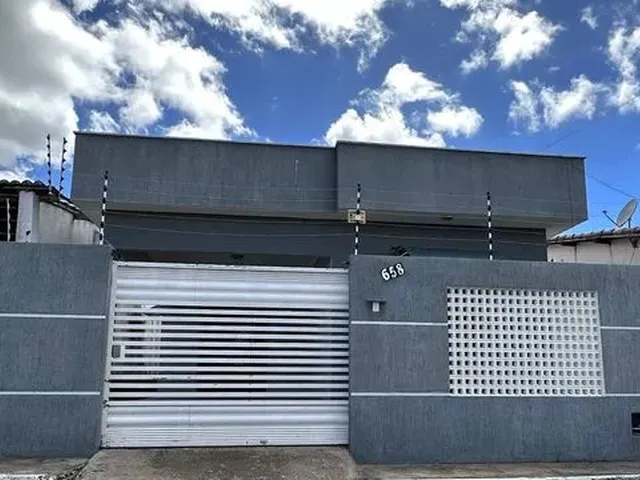 Imagem: A casa possui 3 Dormitórios, 2 Banheiros, 1 Vaga na