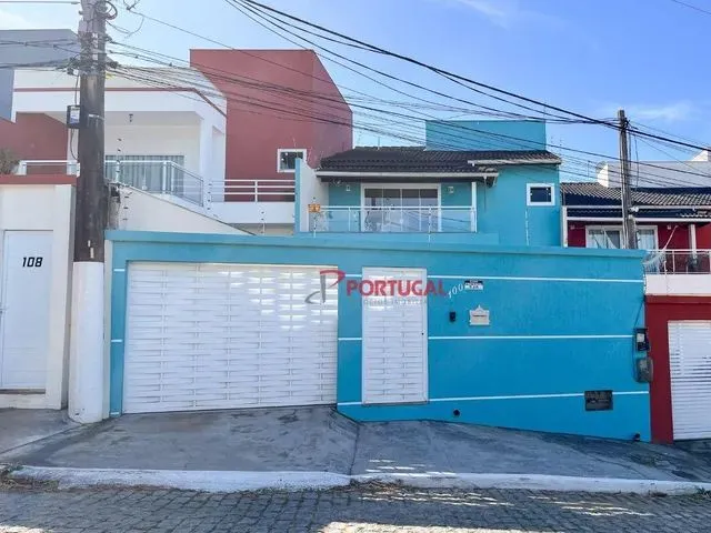 Imagem: A casa possui 3 Dormitórios, 1 Suíte, 3 Banheiros, 3