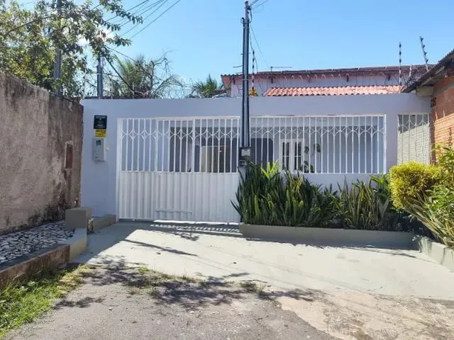 Imagem: A casa possui 3 Dormitórios, 2 Banheiros, 2 Vagas na