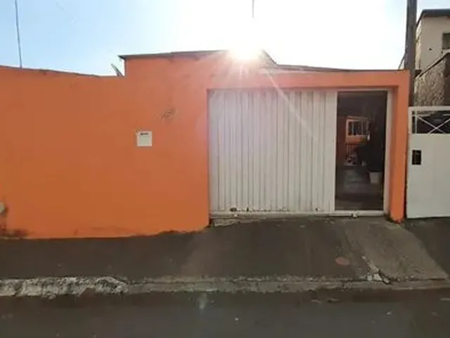 Imagem: A casa possui 3 Dormitórios, 2 Banheiros, 2 Vagas na