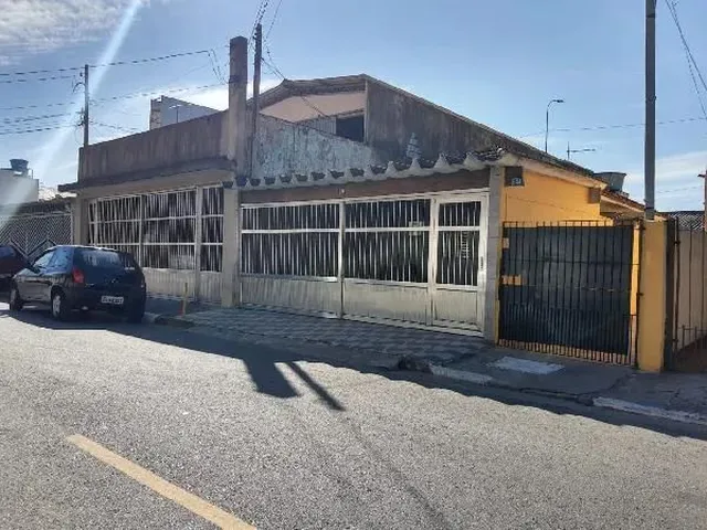 Imagem: A casa possui 3 Dormitórios, 1 Banheiro, 1 Vaga na
