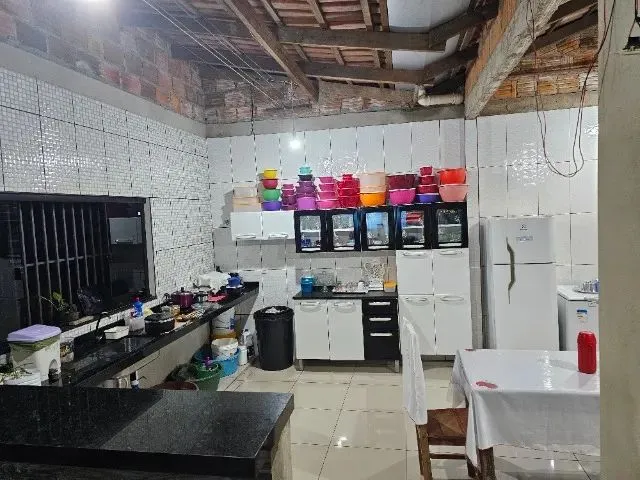 Imagem: A casa possui 2 Dormitórios, 2 Suítes, 2 Banheiros, 3