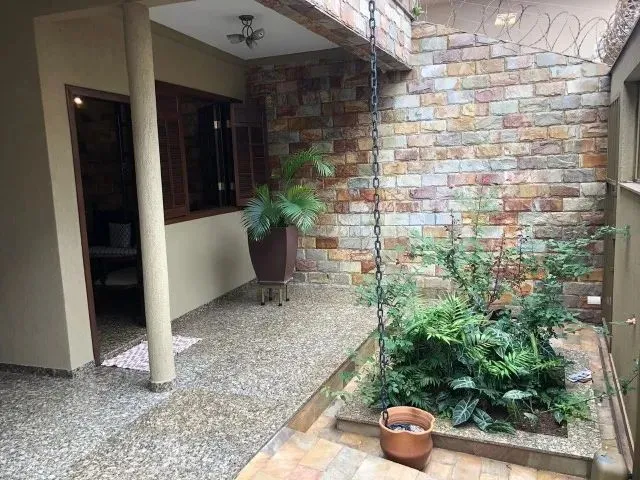 Imagem: A casa possui 4 Dormitórios, 1 Suíte, 2 Banheiros, 3