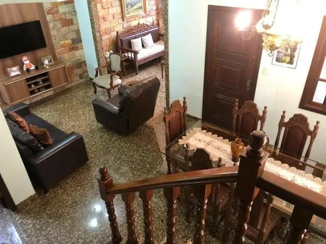 Imagem 2: Casa com 4 Quartos no Centro de Itaúna!