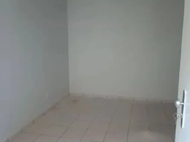 Imagem 11: Alugo Kitnet no Jardim América: Um Quarto, Sala, Banheiro, Área de Serviço e Garagem