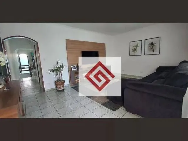 Imagem: A casa possui 4 Dormitórios, 1 Suíte, 3 Banheiros, 5