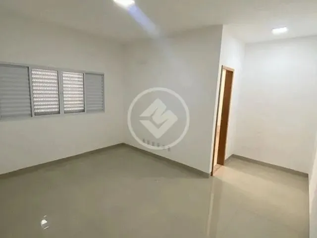 Imagem: A casa possui 2 Dormitórios, 1 Suíte, 2 Banheiros, 110m²