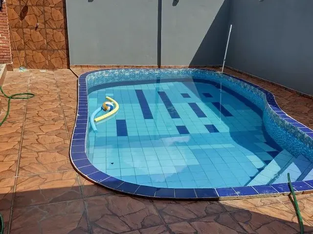 Imagem: A casa possui 3 Dormitórios, 3 Banheiros, 3 Vagas na