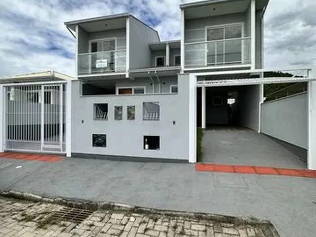 Imagem: Sobrado Grande com Garagem Coberta