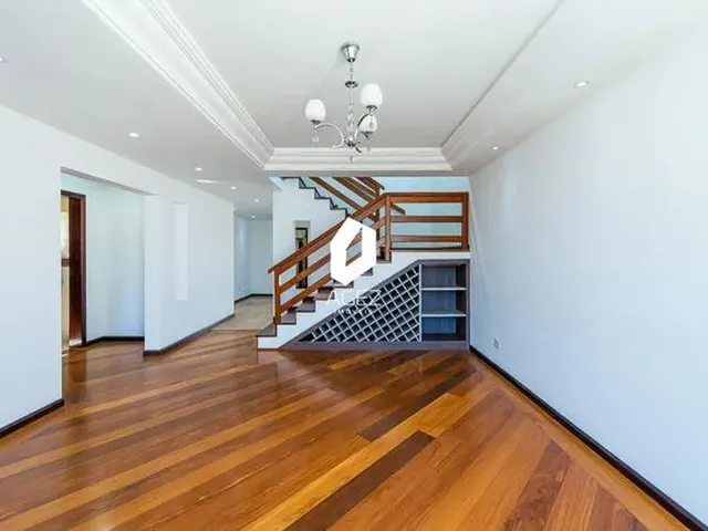 Imagem 2: Casa Ampla com Edícula e 5 Vagas de Garagem!