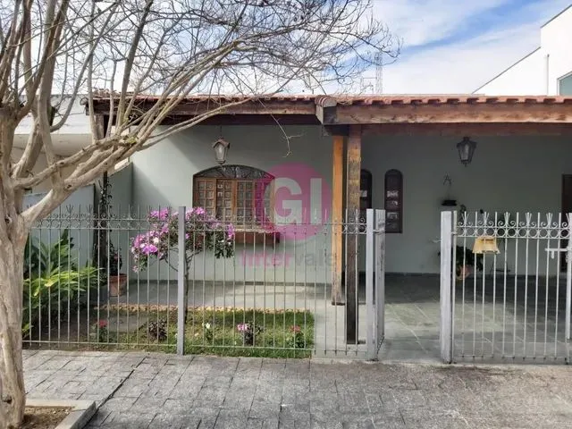 Imagem: A casa possui 5 Dormitórios, 2 Suítes, 4 Banheiros, 2