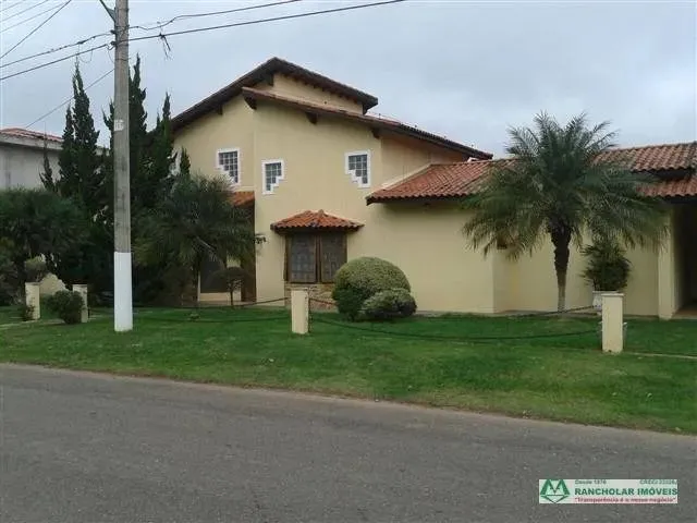 Imagem: A casa em condomínio possui 4 Dormitórios, 4 Suítes, 5