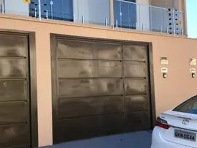 Imagem: A casa possui 2 Dormitórios, 3 Banheiros, 1 Vaga na garagem