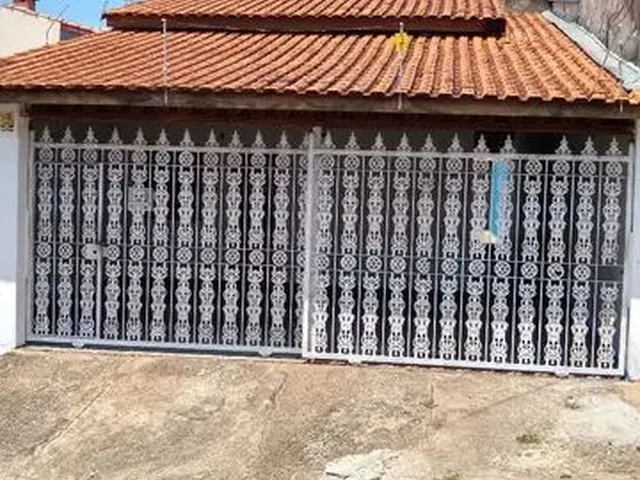 Imagem: A casa possui 2 Dormitórios, 2 Banheiros, 2 Vagas na