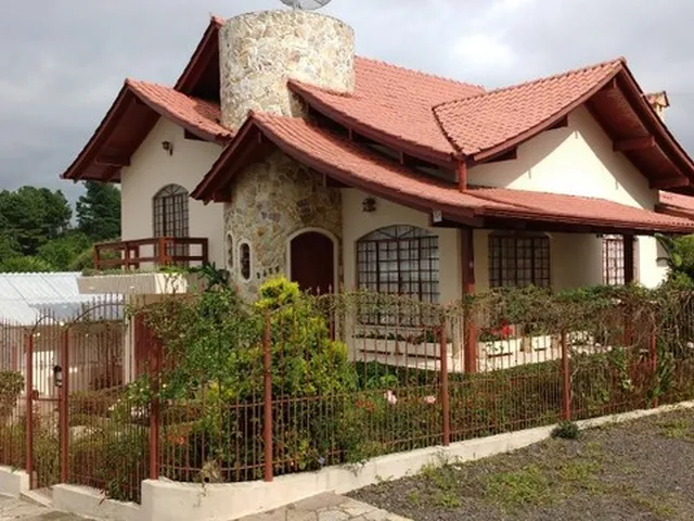 Imagem: A casa possui 5 Dormitórios, 1 Suíte, 3 Banheiros, 3