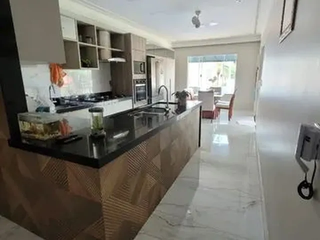 Imagem: A casa possui 4 Dormitórios, 2 Suítes, 5 Banheiros, 2