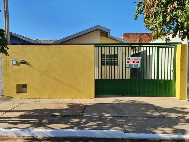 Imagem: A casa possui 2 Dormitórios, 1 Banheiro, 2 Vagas na