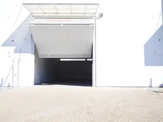 Imagem: Pavilhão logístico ou comercial, loja