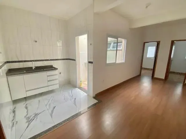 Imagem: O apartamento possui 2 Dormitórios, 1 Suíte, 1 Banheiro,
