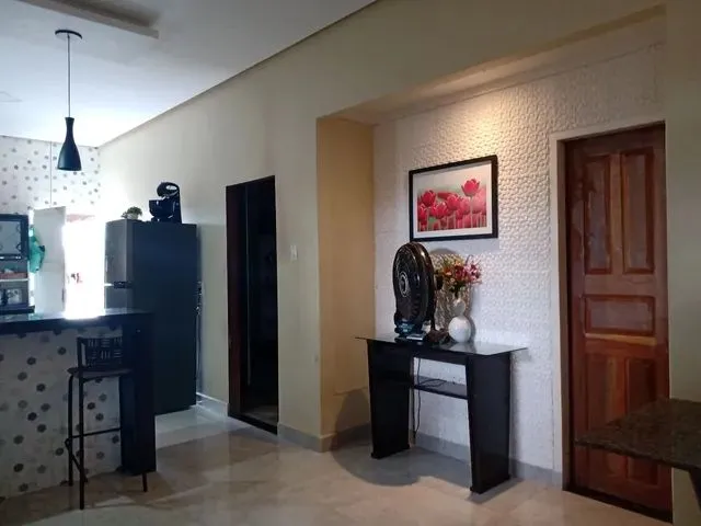 Imagem: A casa possui 1 Dormitório, 2 Banheiros, 2 Vagas na
