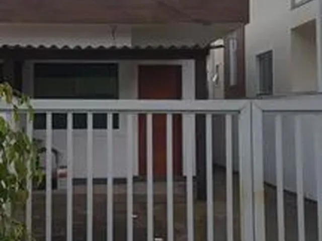 Imagem: A casa possui 2 Dormitórios, 1 Banheiro, 1 Vaga na