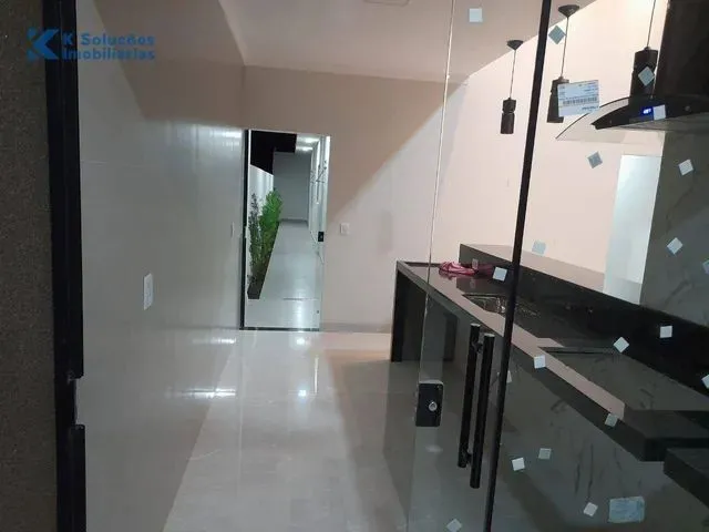 Imagem: A casa possui 3 Dormitórios, 1 Suíte, 2 Banheiros, 4