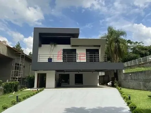 Imagem: A casa possui 4 Dormitórios, 4 Suítes, 5 Banheiros, 5