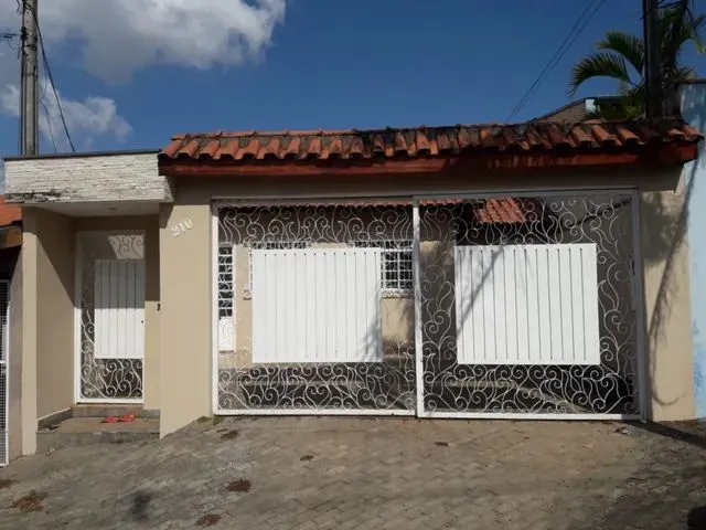 Imagem: A casa possui 2 Dormitórios, 1 Banheiro, 2 Vagas na