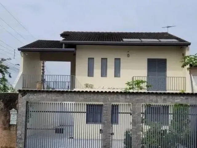 Imagem: A casa possui 3 Dormitórios, 1 Suíte, 2 Banheiros, 3