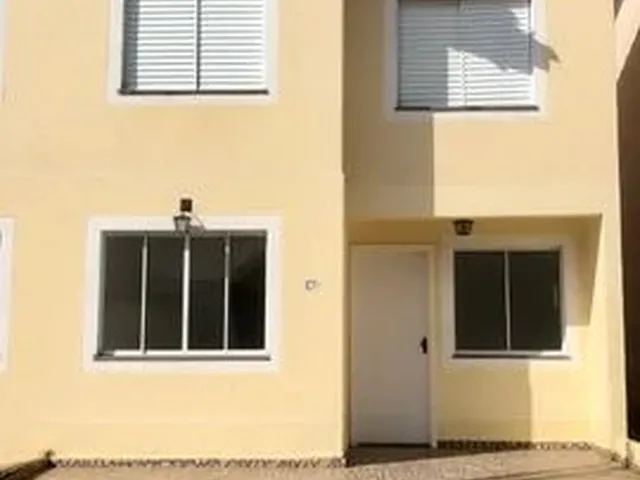 Imagem: A casa possui 3 Dormitórios, 1 Banheiro, 2 Vagas na