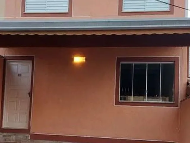 Imagem: A casa possui 3 Dormitórios, 1 Banheiro, 2 Vagas na