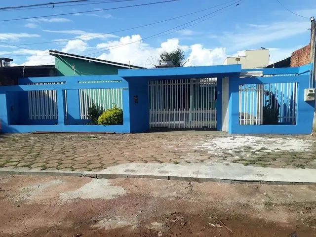 Imagem: A casa possui 5 Dormitórios, 3 Banheiros, 5 Vagas na