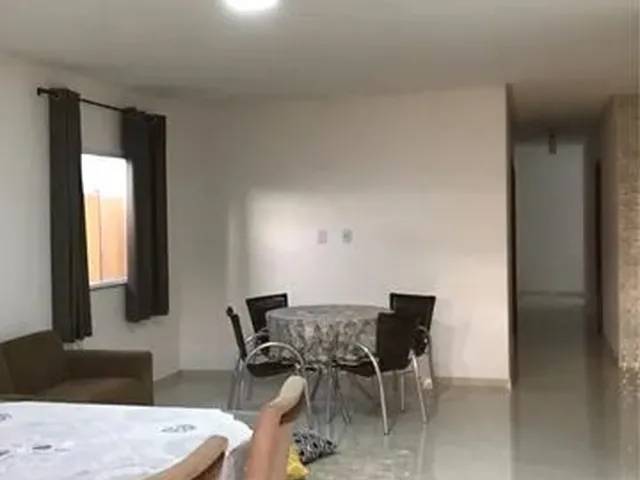 Imagem: A casa possui 3 Dormitórios, 2 Banheiros, 2 Vagas na