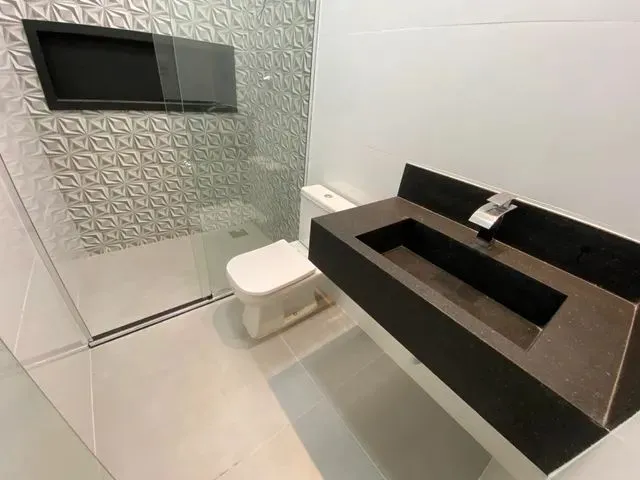 Imagem 3: Casa Nova , Edificada em Lote Inteiro no Bairro Castanheiras